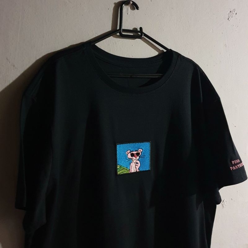 Camiseta Pantera Cor de Rosa Bordada
