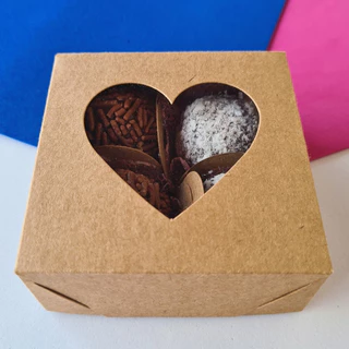 Kit 20 caixas KRAFT 4 doces visor coração 7,5x7,5x3. Embalagem para presentes, doces e artesanato.