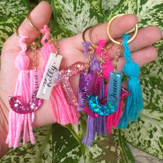 Chaveiro de resina Letra com Cor/Glitter Personalizado tag de mochila em Oferta na Shopee