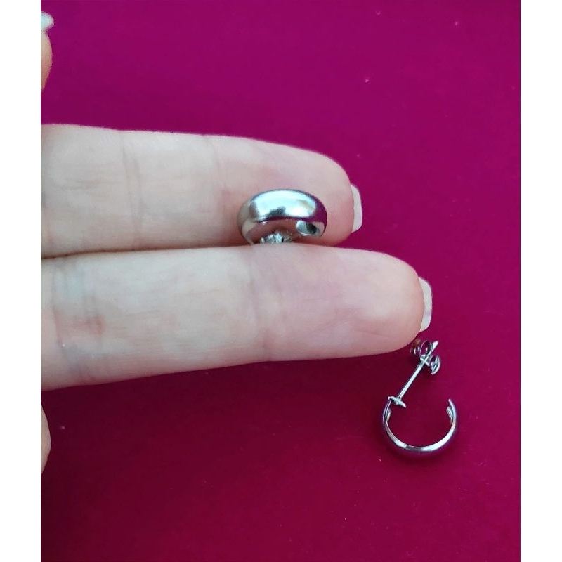 Brincos argolinhas abaulada 1cm em aço inoxidável modelo tarraxa
