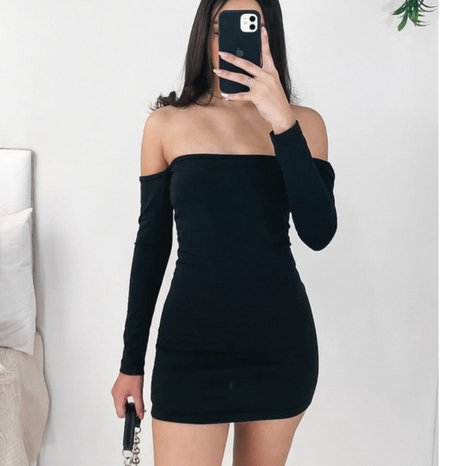 Vestido preto colado sales de manga longa