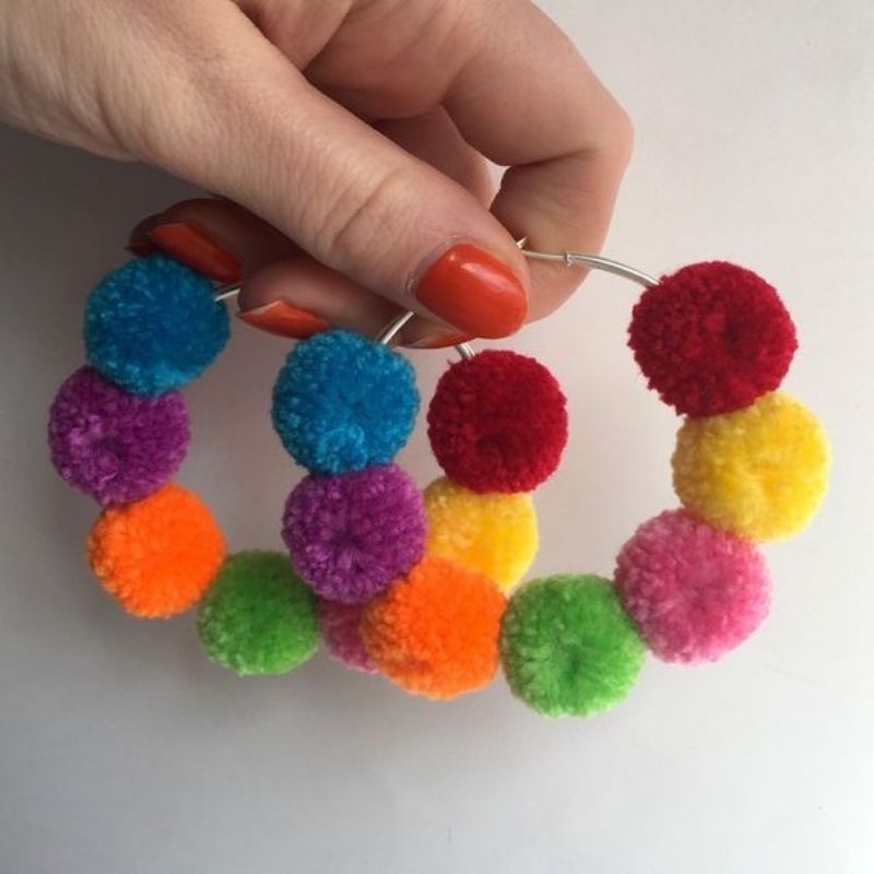 Brincos argola pompom - Carnaval - Fantasia- Bloquinho - Halloween