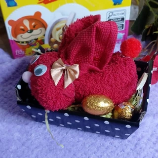 Lembrancinha para páscoa toalha em formato de coelhinho e chocolate em Oferta na Shopee