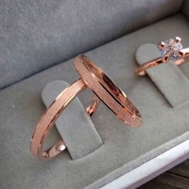par de alianças rose gold + solitária/ par de alianças para namoro/compromisso/ casamento/ noivado.