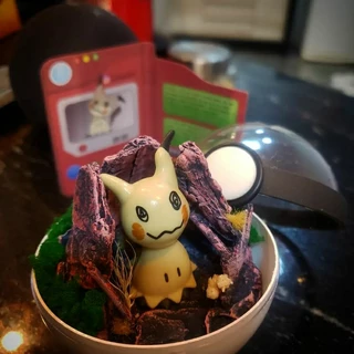 Paraíso Pokémon na Pokébola Mimikyu (Diorama)