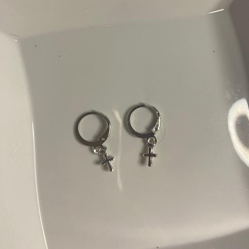 Bijuteria- Par de brincos Argolas pequenas- Com Pingente de cruz pequena- prateados.