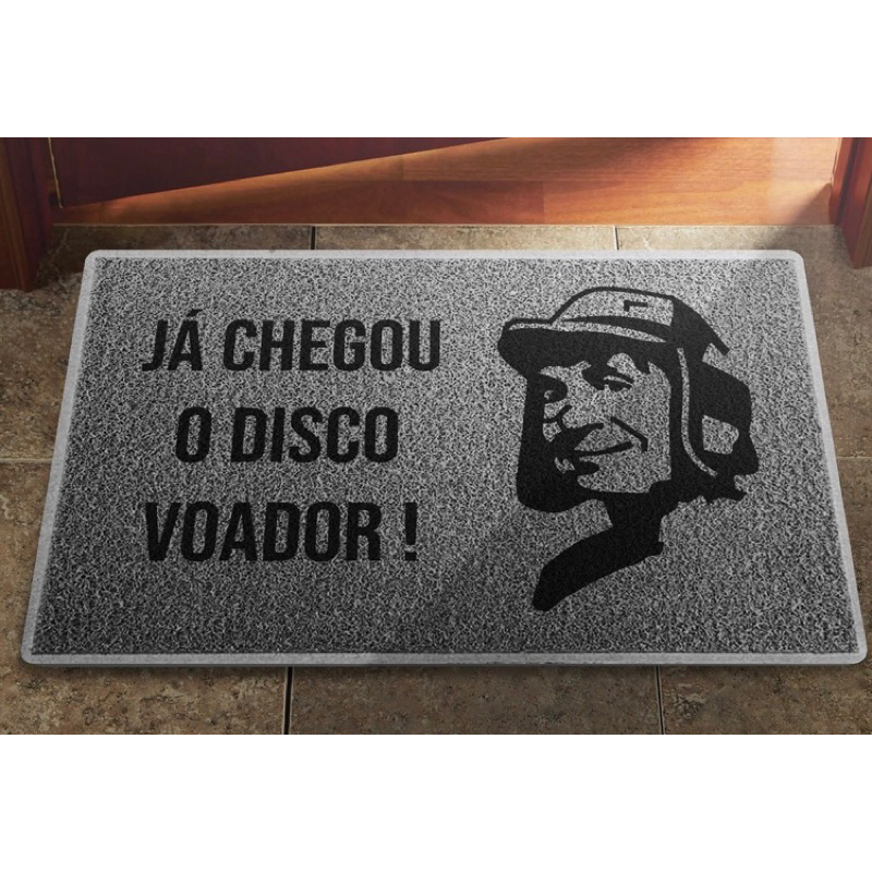 tapete-capacho-do-chaves-j-chegou-o-disco-voador-turma-do-chaves