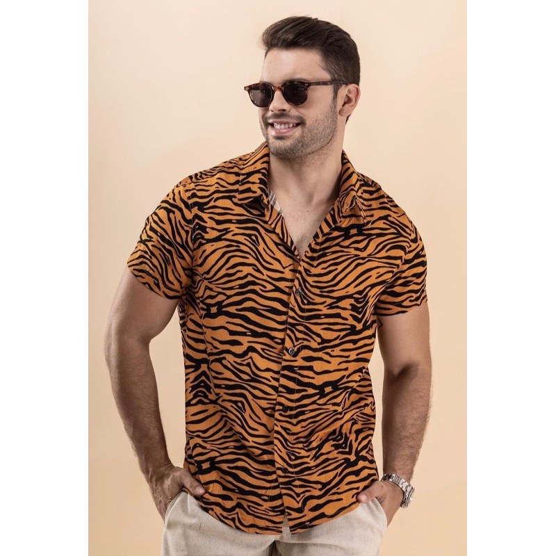 Street Style Vigo. Camisa blanca con bolsillo de animal print