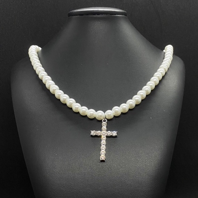 Colar de Pérolas com pingente modelo Cruz ice cravejado Premium tendência 50cm Modelo Unissex