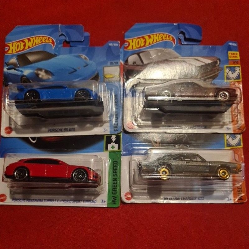 4 carros Hot wheels ! Peça o catálogo atualizado para escolher os modelos !