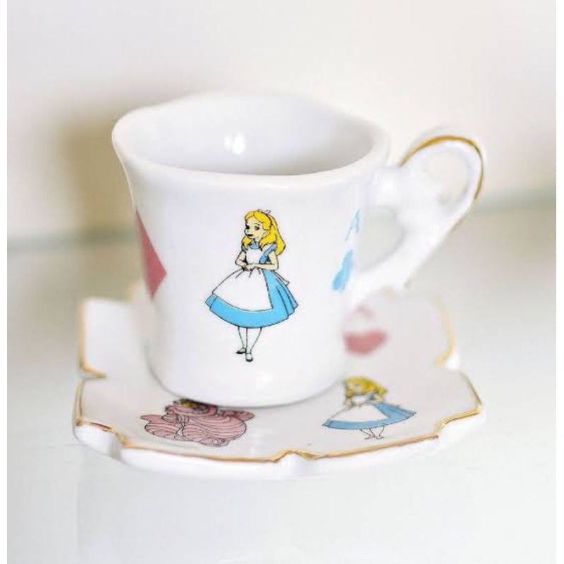 Xícara Alice no País das Maravilhas com pires de porcelana 80ml