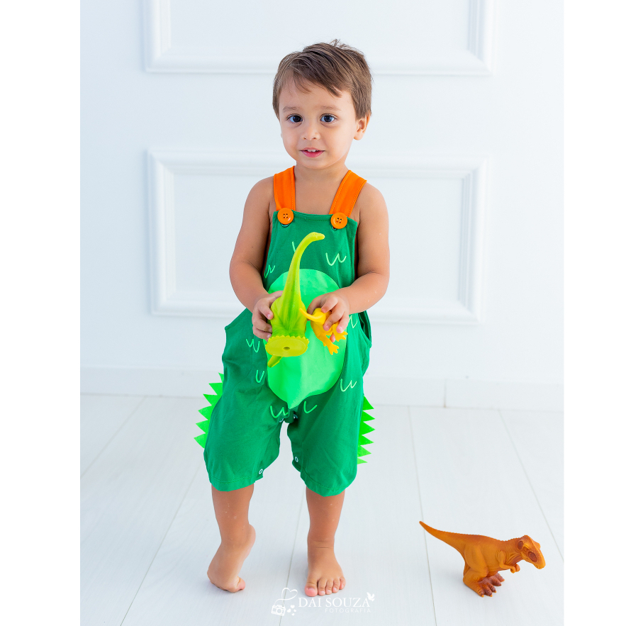Jardineira Roupa tematica de dinossauro para 100