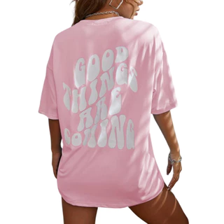 Camiseta Oversized Feminina Good Things Are Coming Rosa, Branco e Preto - Estilo de Rua larga