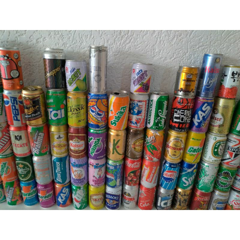 Latas De Lata Con Diferent Alimentos En El Fondo De La Luz Imagen de
