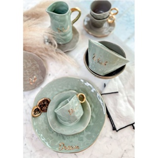 Xícara de Chá Prato Raso Verde em Porcelana com detalhe dourado Dream Sonho Mesa Posta Luxo Tableware Jarra Leiteira Decorativa