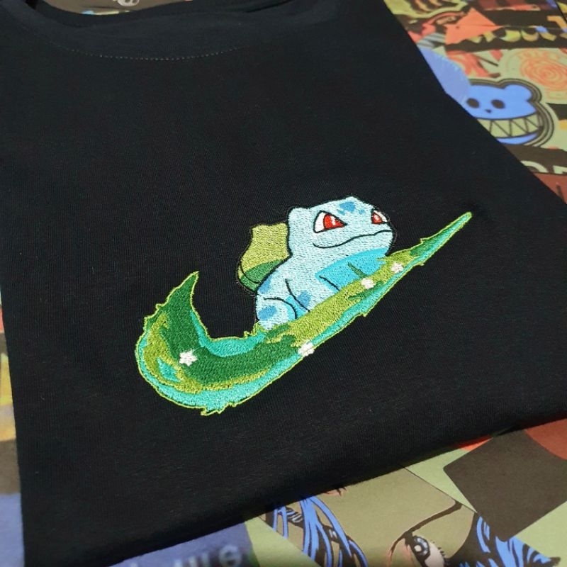 Camiseta Nike Pokemon Bulbasaur Bordada