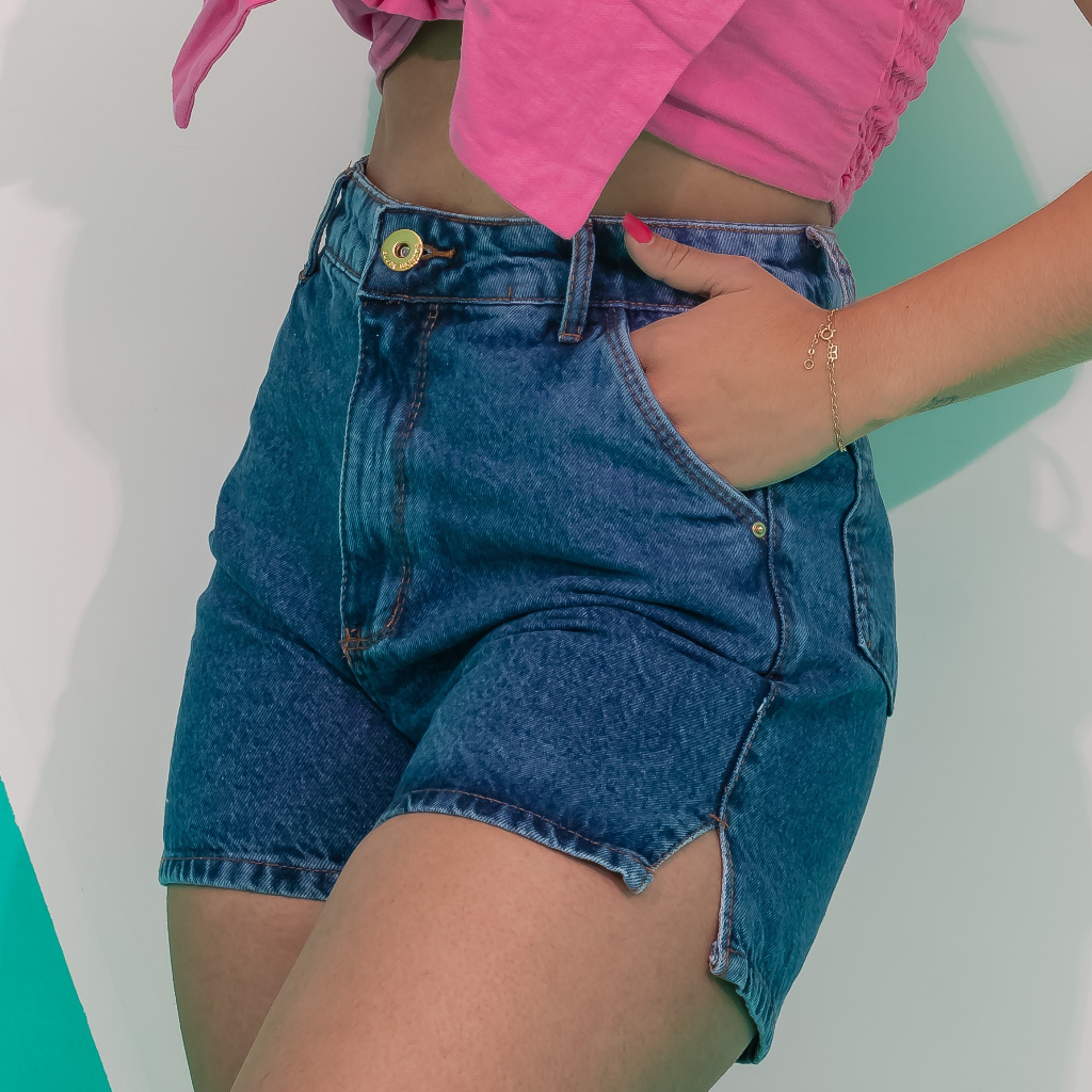 Short Mom em Jeans com Cinto-Cadarço e Barra Dobrada Azul