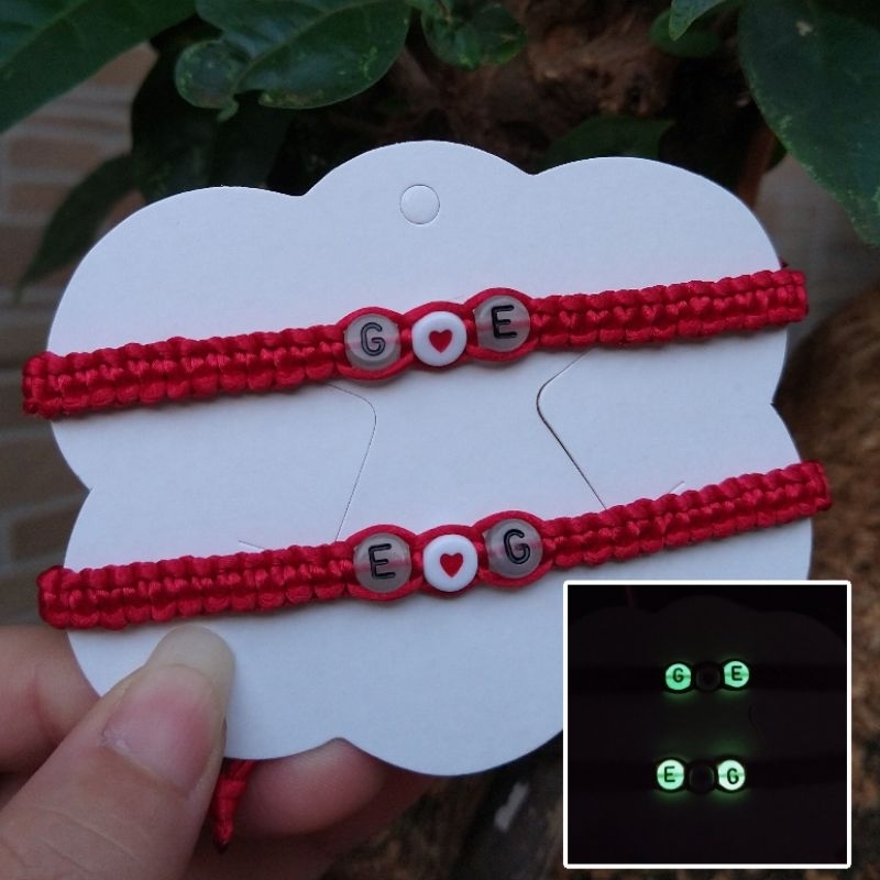 Par de pulseiras para casal/amizade com iniciais que brilham no escuro e miçanga de coração