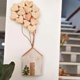 Casinha de Mdeira com Balões de corações