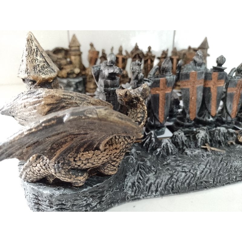 jogo de xadrez temático medieval Dragão no castelo bruxo