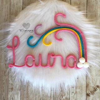 Enfeite de Porta Guirlanda Maternidade para Menina Bebê Arco Íris Decoração de Quarto de Bebê Nome em Tricotin