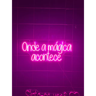 Onde a mágica acontece - Frase Neon Led Placa Luminária 65x25cm Estética e Decoração Jardim Vertical