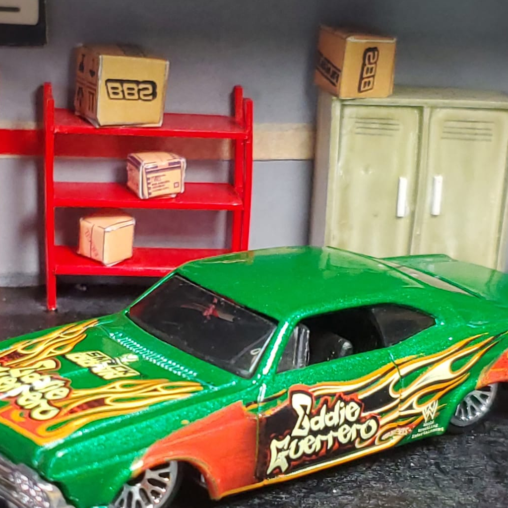 HOT WHEELS 65 IMPALA EDDIE GUERRERO WWE SMACKDOWN - Miniatura Diecast - Loose em ótimo estado.