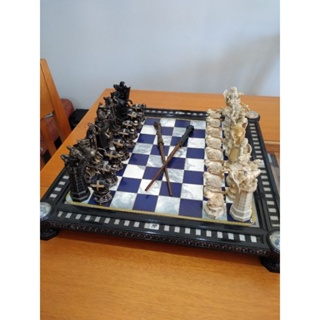 Linhas de peças de xadrez preto e branco do filme de harry potter