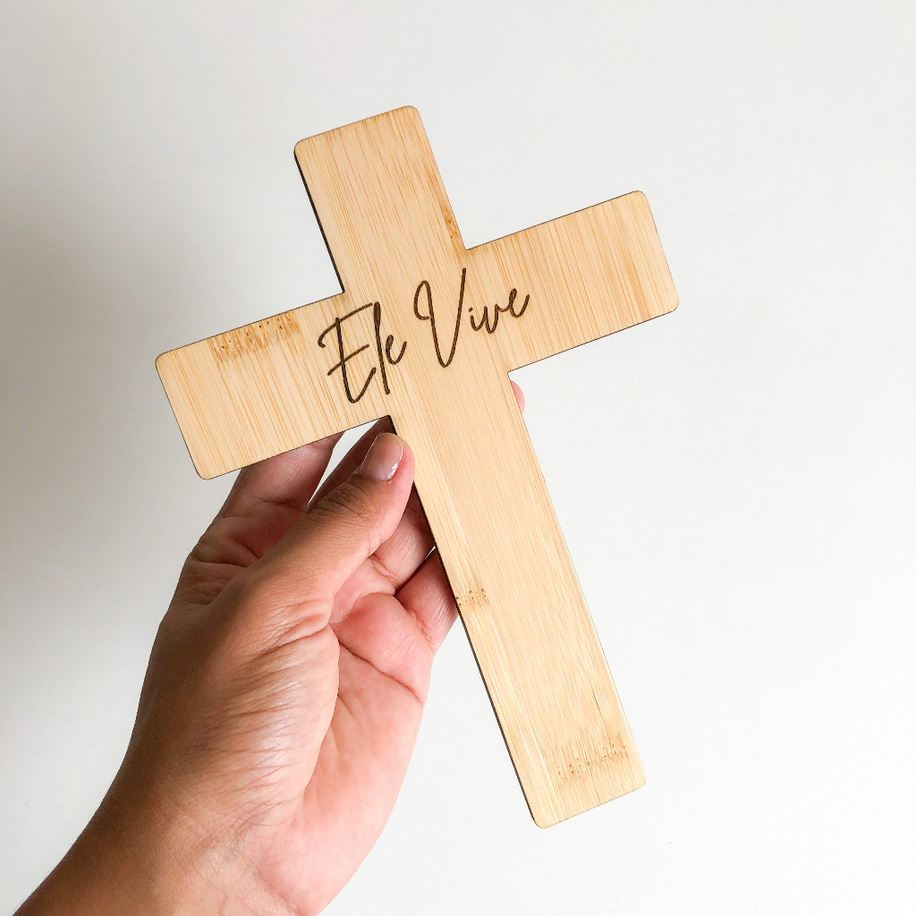 Crucifixo Cruz de Parede Sem Cristo Personalizado Ele Vive