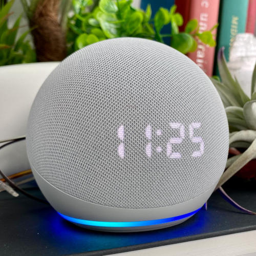 Echo Dot 5th Gen with clock com assistente virtual Alexa