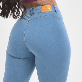 CALÇA JEANS EMPINA BUMBUM E MODELA CINTURA!! CINTURA ALTA!! COLEÇÃO 2022! LAVAGEM CLARA POTENCIAL! PROMOÇÃO DIREITO DE FÁBRICA.