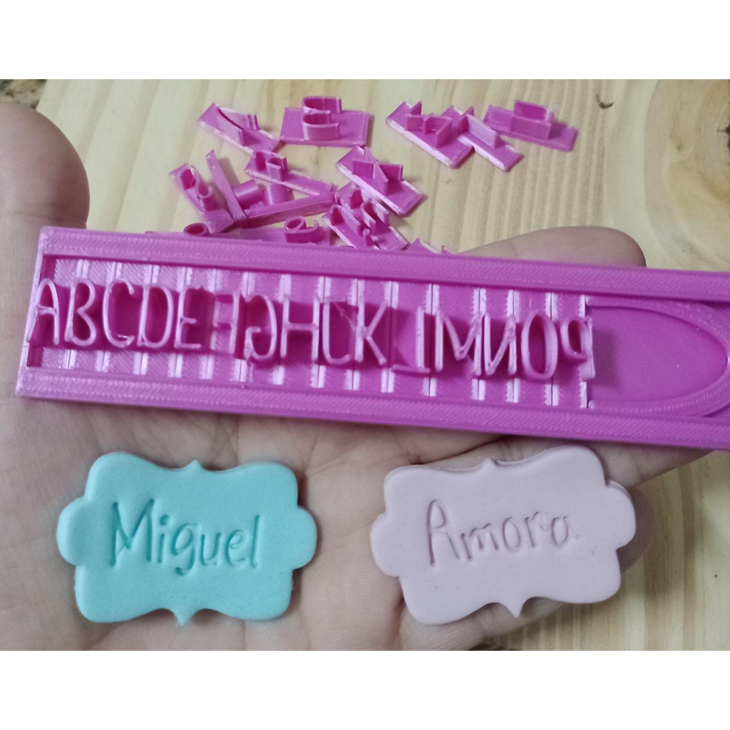 Marcador alfabeto miúdo com régua, 73 peças, cada letra maiúscula tem 1 cm em média