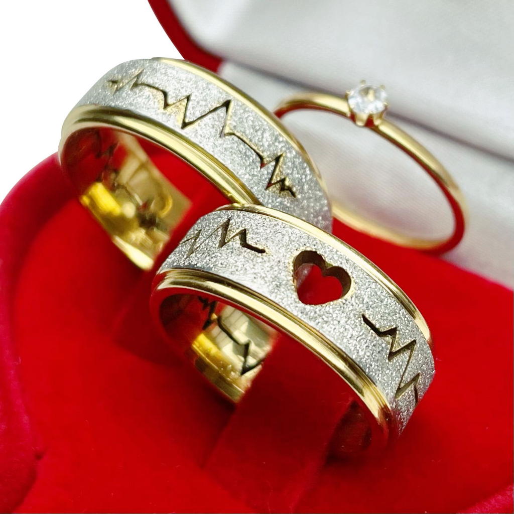 Conjunto Par de Aliança de Casamento Noivado Dourado Grosso Aço Inox Batimentos Cardíacos Coração Vazado 8mm Anatômico + Anel Solitário Dourado com Pedra Brilhante
