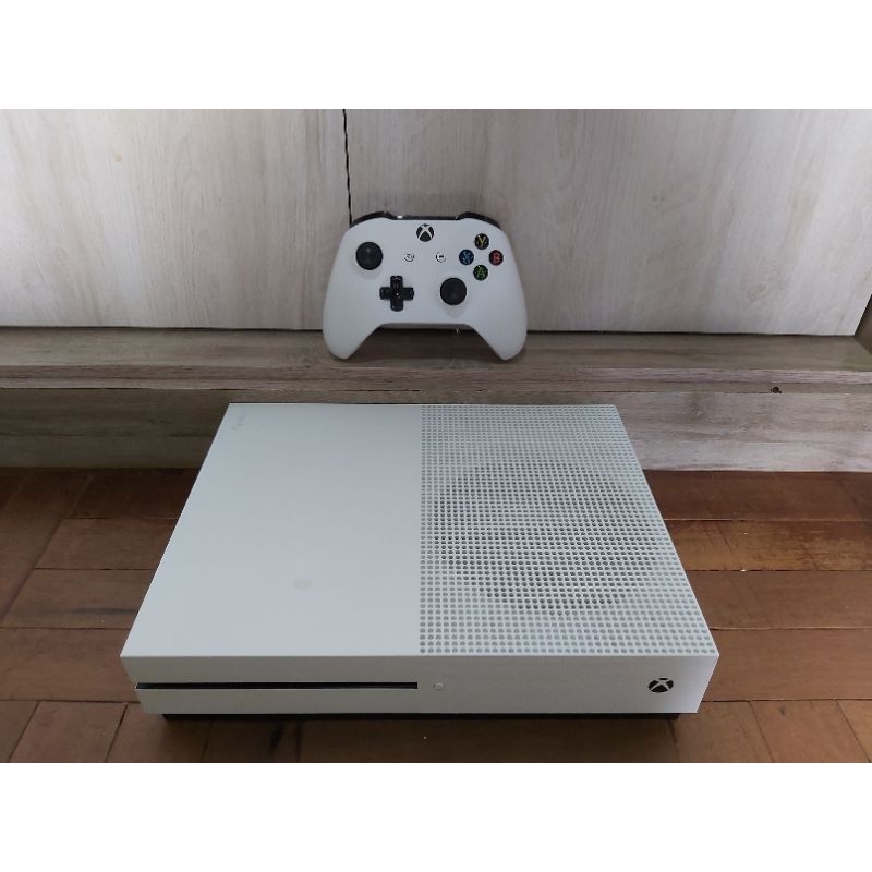 Xbox One S 500GB funcionando perfeitamente 1 controle e jogos no HD