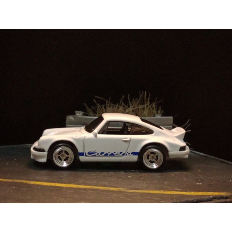 Um carrinho da Hot Wheels ou um Porsche 911 Carrera 4S zero km