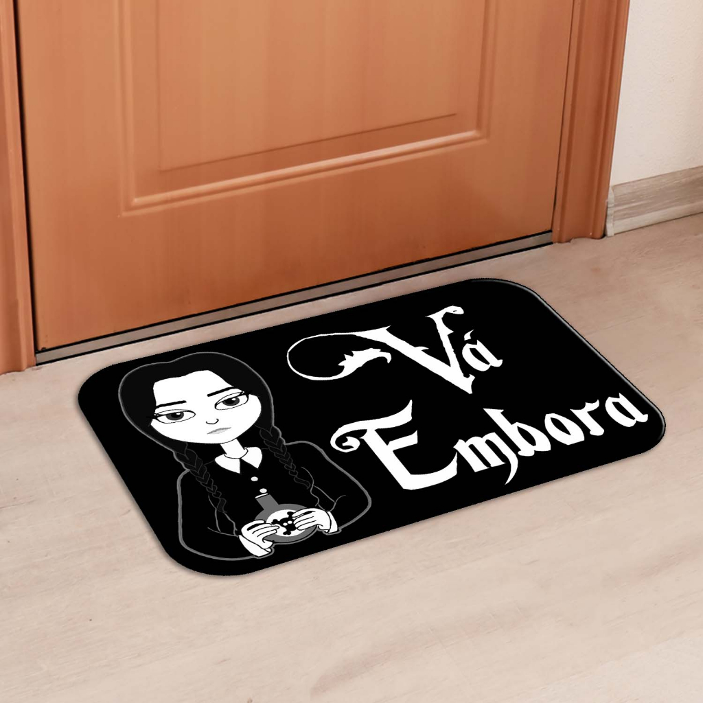 TAPETE PARA PORTA DECORATIVO - 35X60 - 2mm - WANDINHA ADDAMS VÁ EMBORA