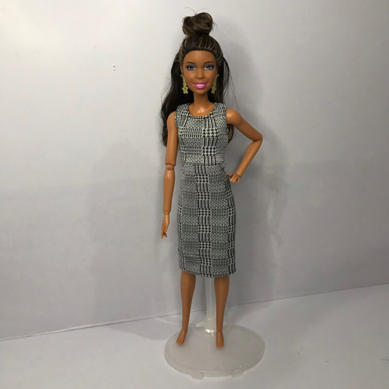 Boneca barbie negra niki