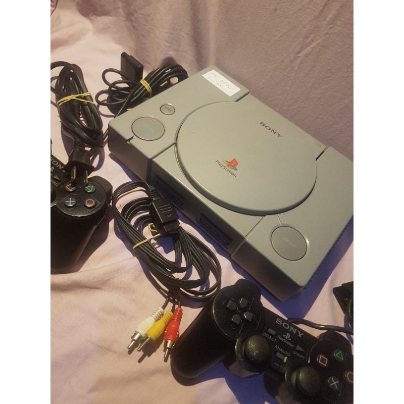 Playstation 1. Não está lendo. Dois controles. Leia