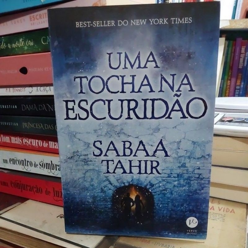 Livro - Uma Tocha na Escuridão - Sabaa Tahir