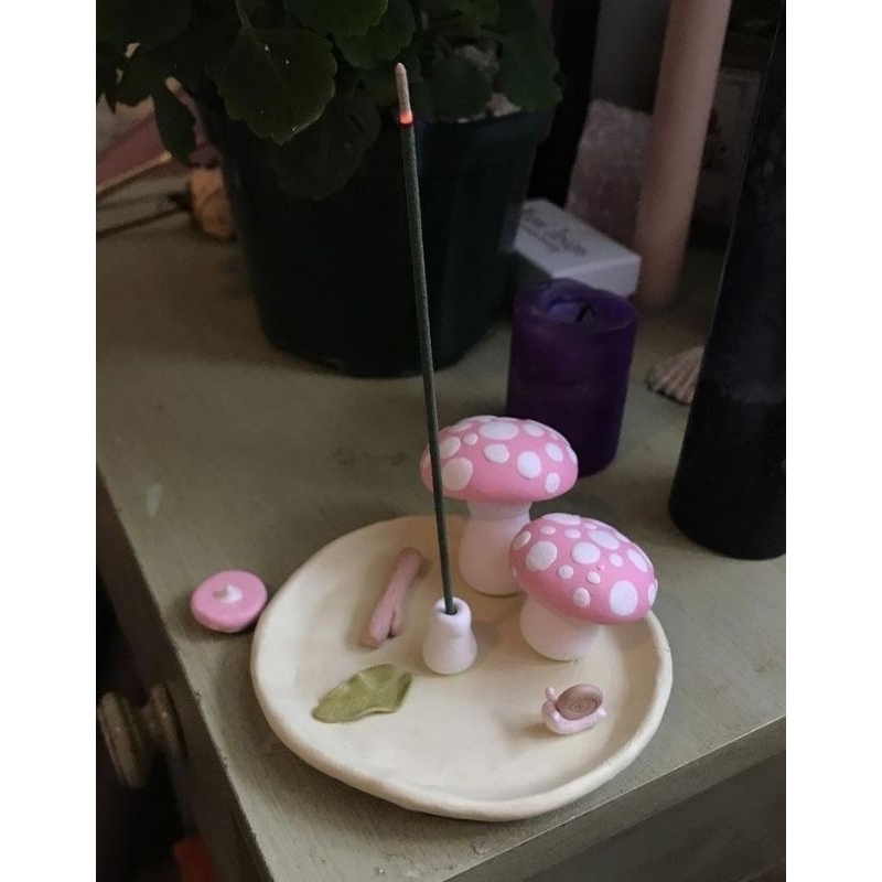 Incensário místico simples rosa com cogumelos