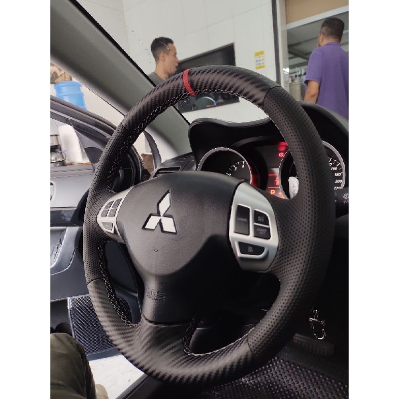 capa de volante costurada Mitsubishi Lancer sintético fibra x sintético furado com marco zero