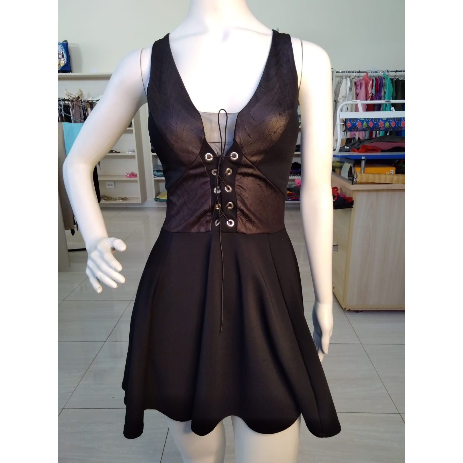 Vestido preto best sale trançado na frente