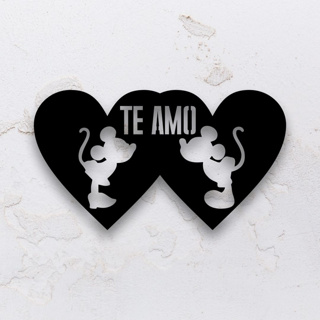 Placa decorativa dois corações e as imagens do Mickey e da Minnie em MDF