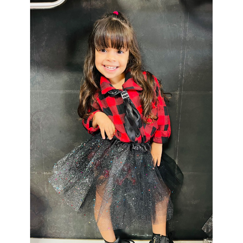 Roupa Preta Com Lenço Vermelho Camisa Xadrez Infantil E Saia De