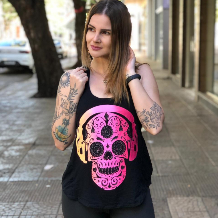 Tatuagem e t-shirt design preto e branco desenhado à mão mulheres  muçulmanas em gravura de ornamento