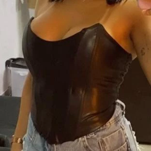 Cropped feminino de Corset com barbatana e ilhos nas costas