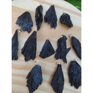 Pingente de Pedra Cianita Negra ou Vassourinha de Bruxa