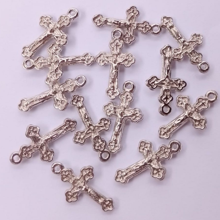 30 Pingente Cruz Duplaface 2cm em Metal Prateado - Pingente Cruz para Terço de pulso artesanato e lembranças