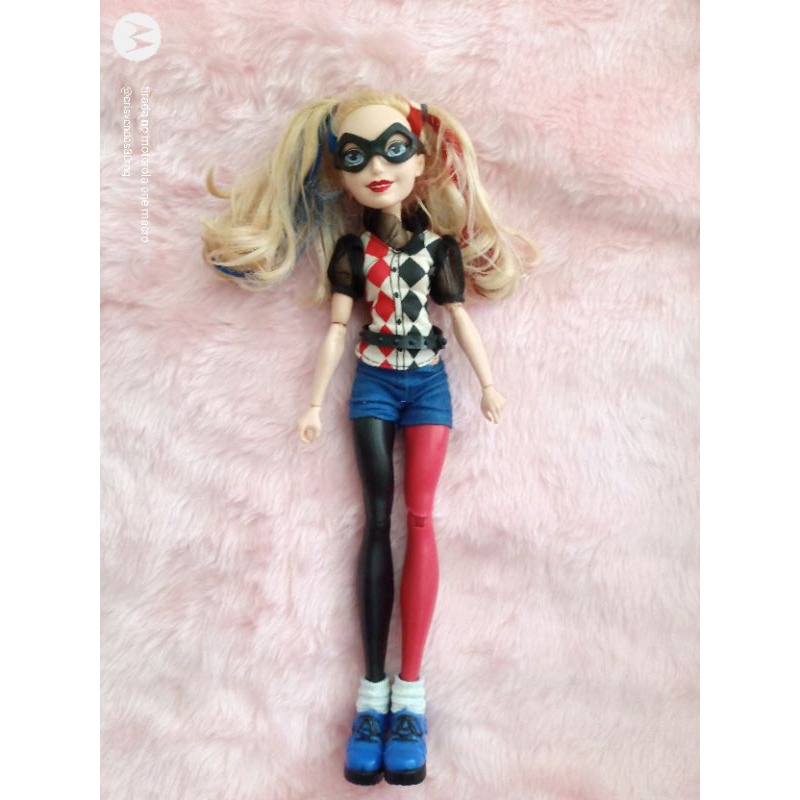 Roupa para boneca Barbie inspirada na Arlequina.