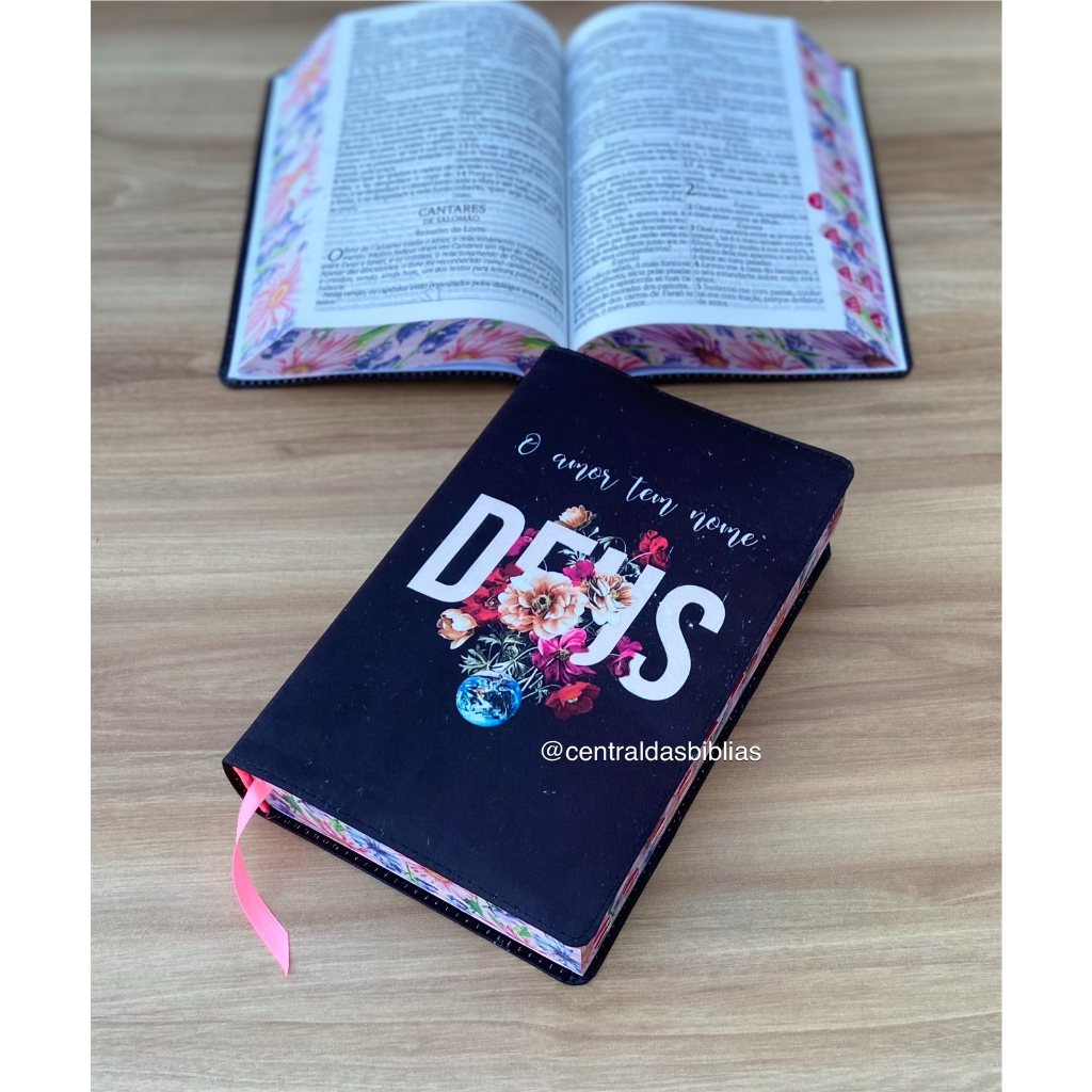 Biblia ARC preta O amor tem nome DEUS com borda floral - Letras Grandes ...